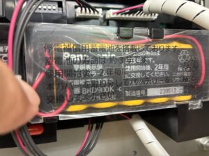 岐阜市で病院の警報表示盤停電切替試験を実施する消防設備士