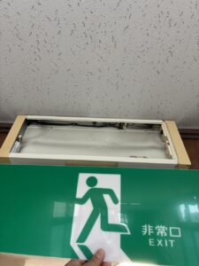 株式会社大井ぐるーぷによる誘導灯交換施工