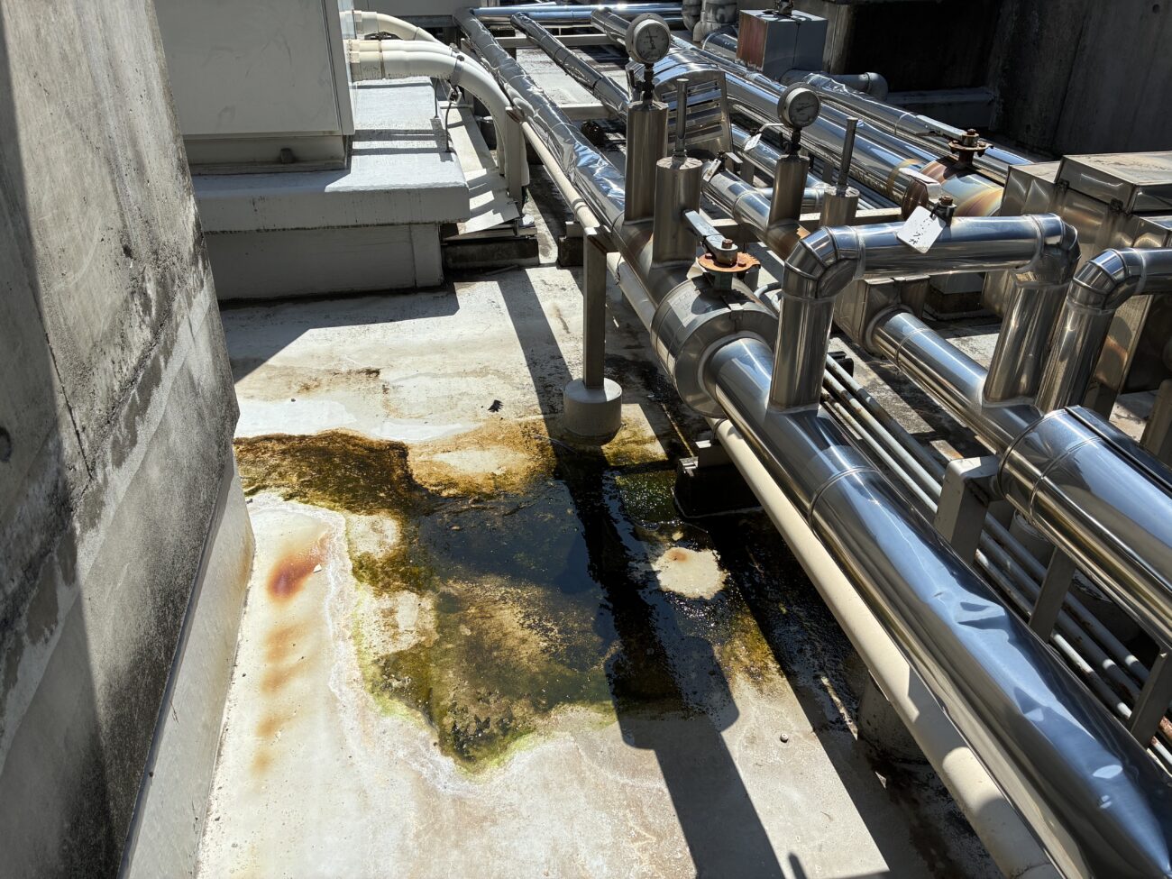 名古屋市の施設にある屋上ボイラー給湯配管の施工前状況