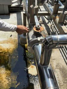 給湯配管のラッキングを取り外し内部を確認する作業風景