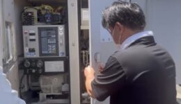 一宮市の自家発電機を現地調査する消防設備士｜蓄電池不良のセカンドオピニオン点検の様子