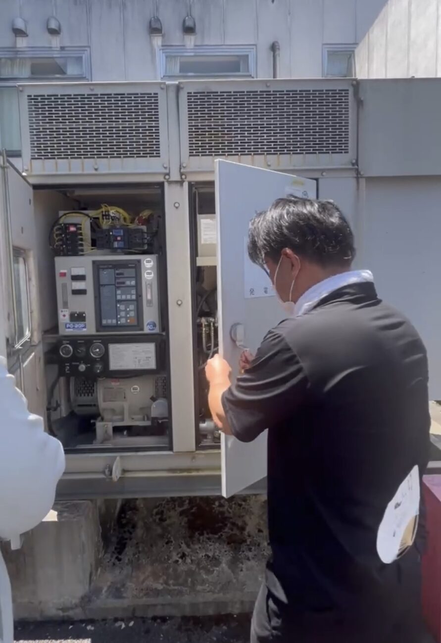 一宮市の自家発電機を現地調査する消防設備士｜蓄電池不良のセカンドオピニオン点検の様子