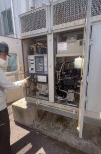 自家発電機の蓄電池不良を診断する現地調査｜株式会社大井ぐるーぷ