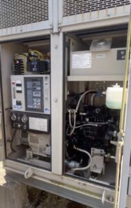 非常用自家発電機の蓄電池を点検する消防設備士｜愛知県一宮市