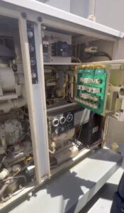 岐阜市で非常用自家発電設備の現地調査を実施。蓄電池・冷却水ヒーター・燃料ポンプを点検し、模擬負荷試験をご提案する株式会社大井ぐるーぷの作業風景。