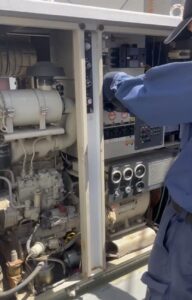 非常用自家発電設備の点検風景。岐阜市で蓄電池や燃料ポンプを調査し、模擬負荷試験を提案。