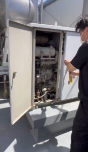 岐阜市で非常用自家発電機の現地調査を実施。蓄電池・冷却水ヒーター・燃料ポンプの状態を点検する様子。