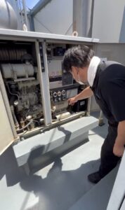 岐阜市で非常用自家発電設備を現地調査。蓄電池・冷却水ヒーター・燃料ポンプを点検し、模擬負荷試験をご提案。