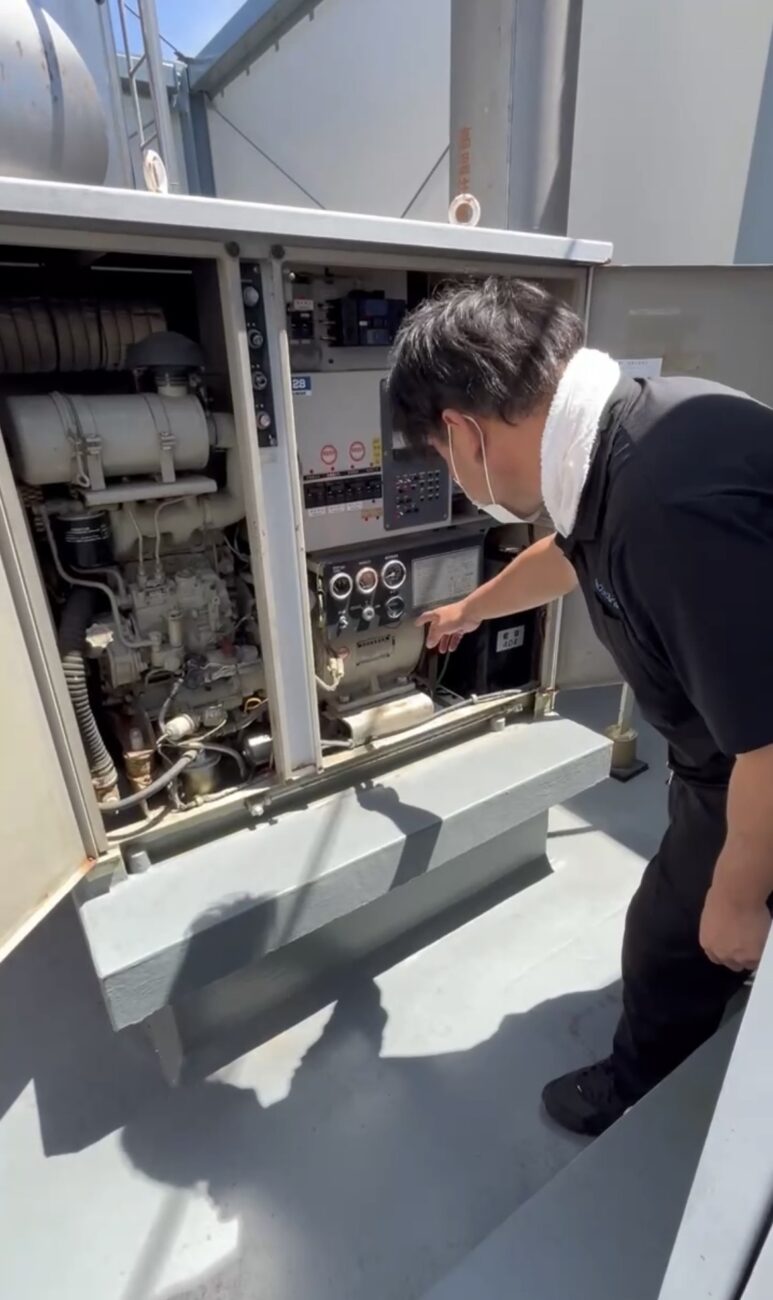 岐阜市で非常用自家発電設備を現地調査。蓄電池・冷却水ヒーター・燃料ポンプを点検し、模擬負荷試験をご提案。