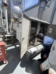 株式会社大井ぐるーぷによる岐阜市の非常用自家発電設備点検。模擬負荷試験前の現地調査と設備診断の様子。