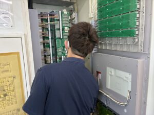 自動火災報知設備の火災受信機を専門点検する様子｜春日井市の介護施設