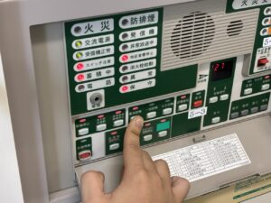 春日井市の介護施設で火災受信機の消防設備点検を実施する消防設備士
