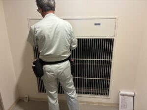排煙設備の受信機・排煙機の作動状況を点検し、安全性を確認している様子