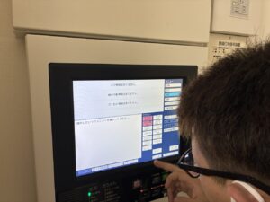 一宮市の介護施設で消防設備士がR型受信機の消防設備点検を実施