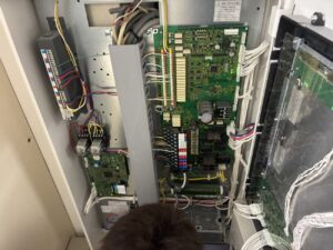 一宮市の介護施設でR型受信機内部の基板・配線・端子を点検する消防設備士による消防設備点検