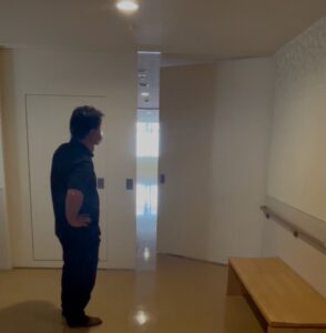 岐阜市の介護施設で防火扉の動作確認を行う防火設備点検