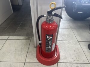 整備工場内で行った消火器交換工事の施工写真