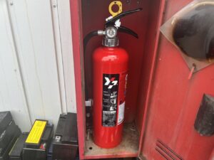 自動車販売店の消防設備として設置した新しい消火器