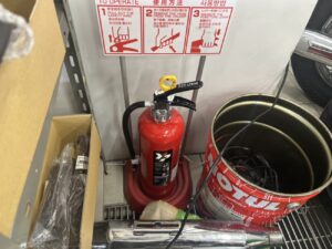 車両整備エリアの安全対策として実施した消火器交換工事｜豊田市