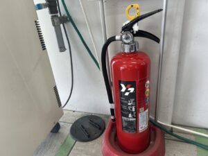 トレーニングジム内に設置した新しい業務用消火器