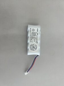 経年劣化した非常警報設備の予備電源バッテリーを新品へ交換する様子