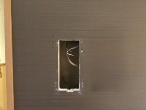 名古屋市の店舗で非常警報設備の動作確認を行う消防設備工事