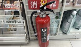 商業施設における消火器新規設置施工の様子