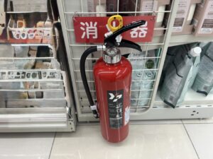 商業施設における消火器新規設置施工の様子