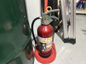 小牧市事業所の消火器更新工事の様子