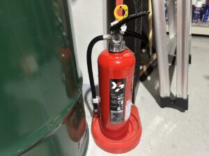 消防設備士による消火器交換作業