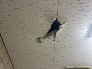 名古屋市港区の商業施設で地震後に破損し脱落したスプリンクラーヘッド周辺の天井とフレキ配管
