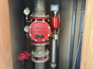 スプリンクラー設備の圧力低下原因を調査する消火ポンプ周辺