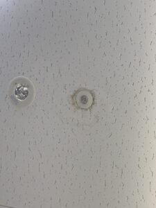 消防設備の緊急対応としてスプリンクラー漏水を確認