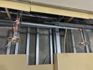 間仕切り変更に伴い撤去する既設スプリンクラーヘッドと配管