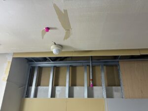 スプリンクラー配管の水抜き作業を行っている施工状況