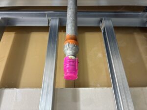 スプリンクラー設備の改修に伴う配管内の残水確認作業