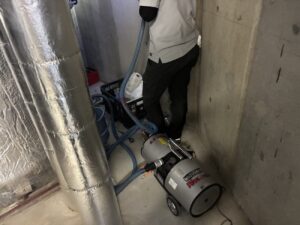 スプリンクラー配管を移設するための既設配管撤去作業