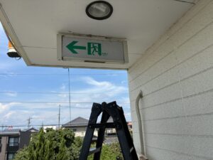 名古屋市中区栄で既設の大型蛍光管タイプ誘導灯をLED誘導灯へ更新した施工事例