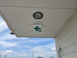 完全故障した蛍光管タイプの誘導灯をLEDタイプへ交換し通電・点灯確認を実施