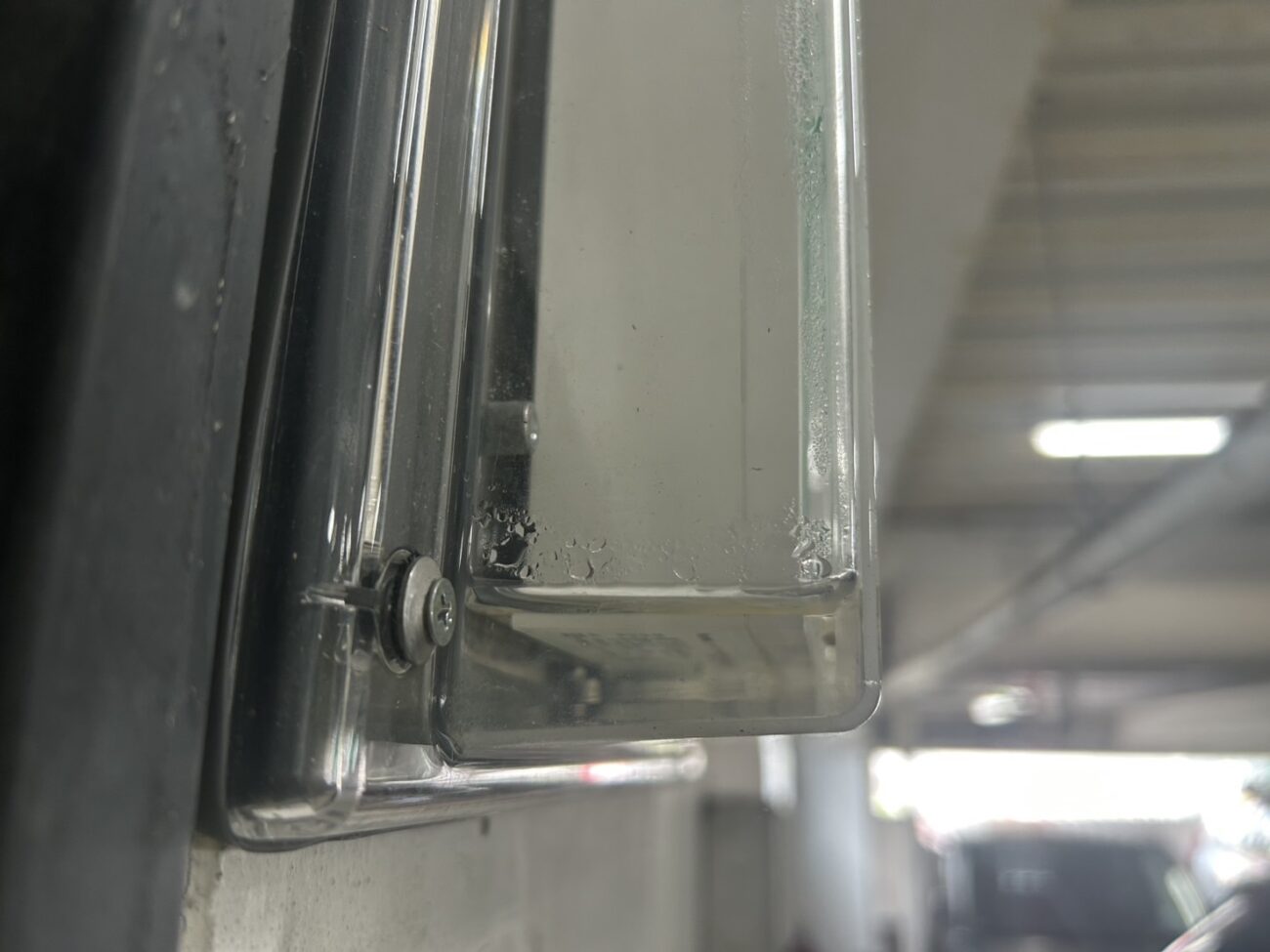 工場内の防水型誘導灯に発生した内部浸水の点検状況