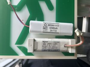 消防設備点検で確認した誘導灯の蓄電池交換