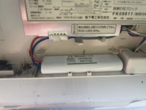岐阜市で劣化した誘導灯バッテリーを新品へ交換