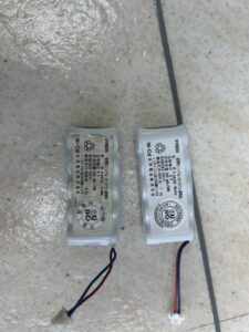 非常警報設備の劣化したバッテリーを交換する施工
