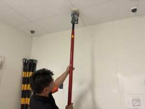 大垣市の建物で消防用設備を確認する消防設備点検の様子
