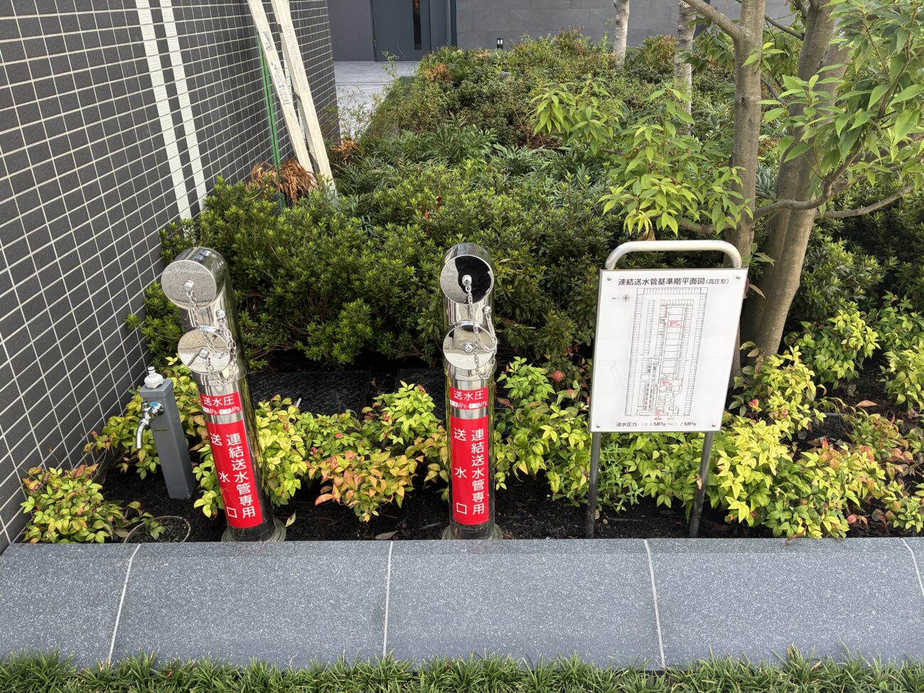 名古屋市の新築マンションに設置された連結送水管と防火シャッターを確認する消防設備点検前の現地下見