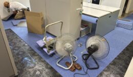 机やロッカーを移動して行うタイルカーペット張替え