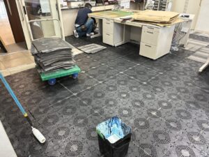 事務所の床をリニューアルするタイルカーペット施工