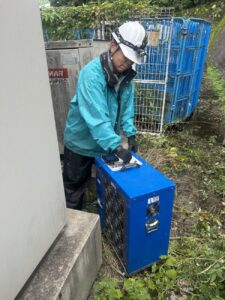 非常用発電機に試験負荷をかけて運転状態を確認する作業