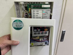 P型2級火災受信機の表示と操作部を確認する消防設備点検