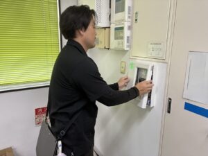 火災受信機の誤報や異常表示を確認する消防設備点検